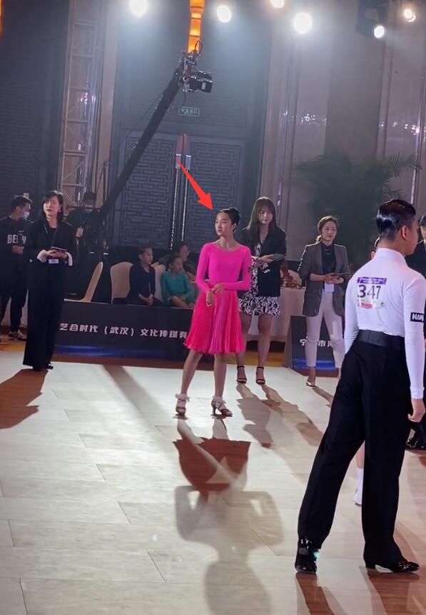 马伊琍|马伊琍大女儿比赛,爱马赛场上不自信偷瞄妈妈,太紧张动作跳错