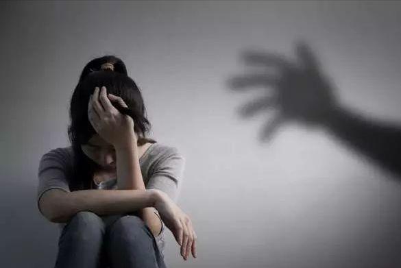 有期徒刑 泯灭人性，为留住情人，女子竟将女儿送上情人床