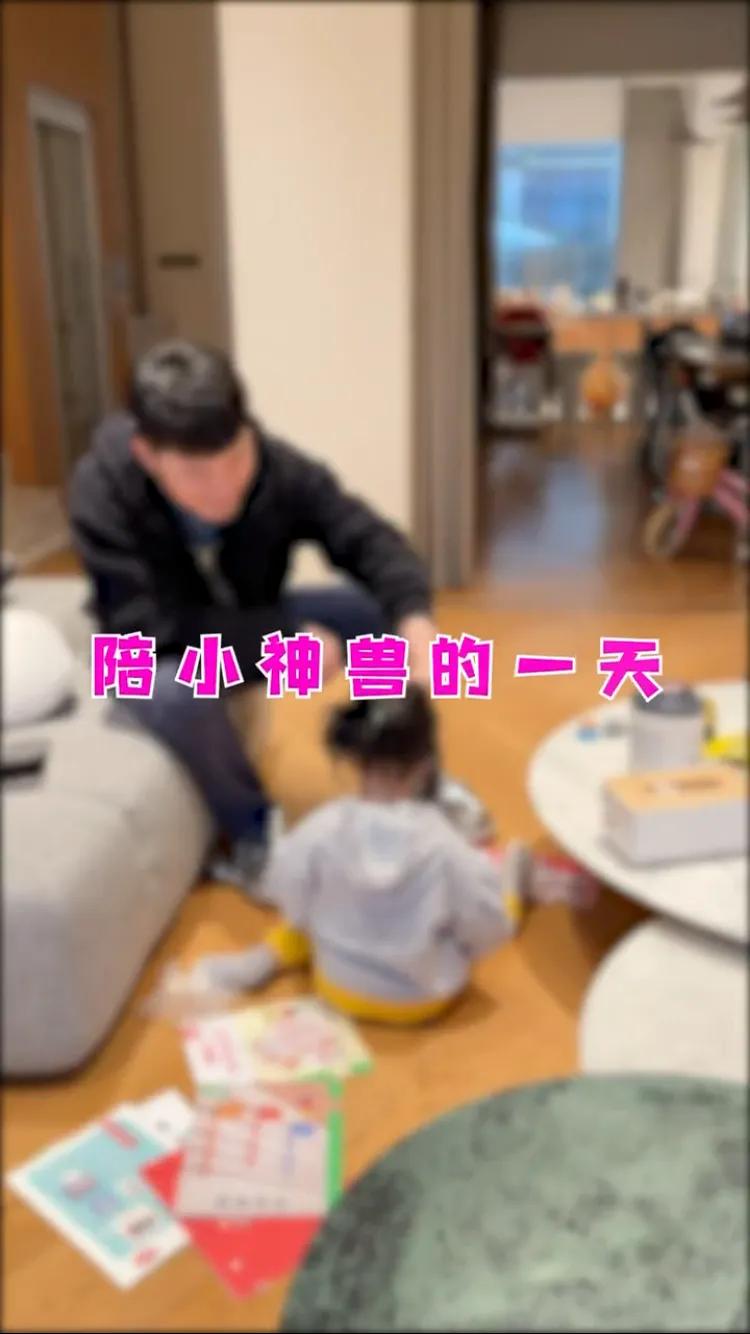 陈赫|陈赫陪俩女儿玩耍互动温馨，充当工具人任由女儿摆布，简直太宠溺