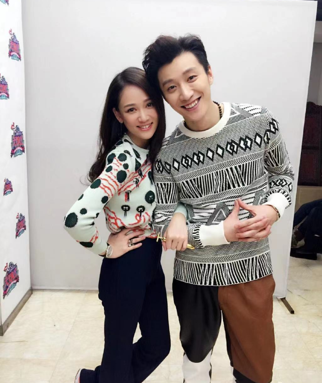 乔任梁|泪目！乔任梁五周年忌日，乔妈黑衣现身墓地，乔爸满头白发摆鲜花