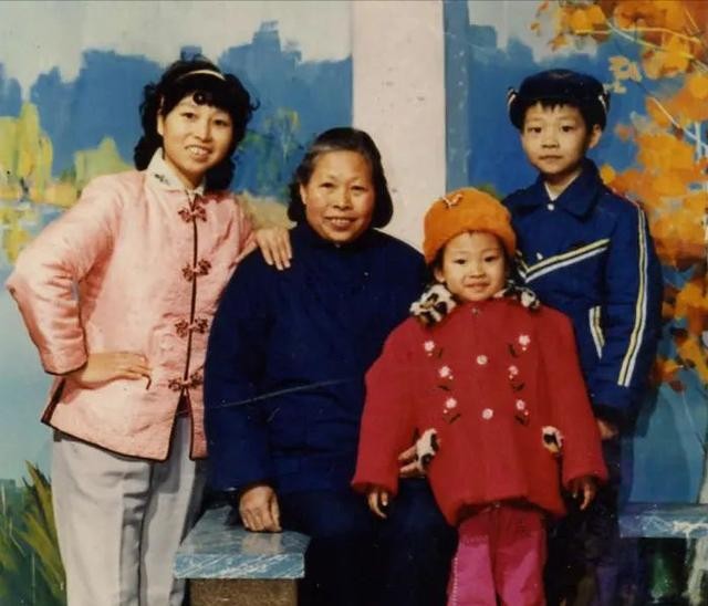 柳岩|女神柳岩：撑起家中一片天，如今41岁仍单身