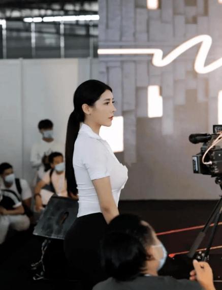 小姐姐|130斤的“微胖女神”刘太阳，S型曲线吸人眼球，网友发话简直太美了