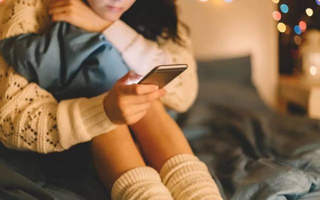 热点微评社 引狼入室！29岁女孩“邀男网友”进家：对方趁她熟睡偷走1.6万！