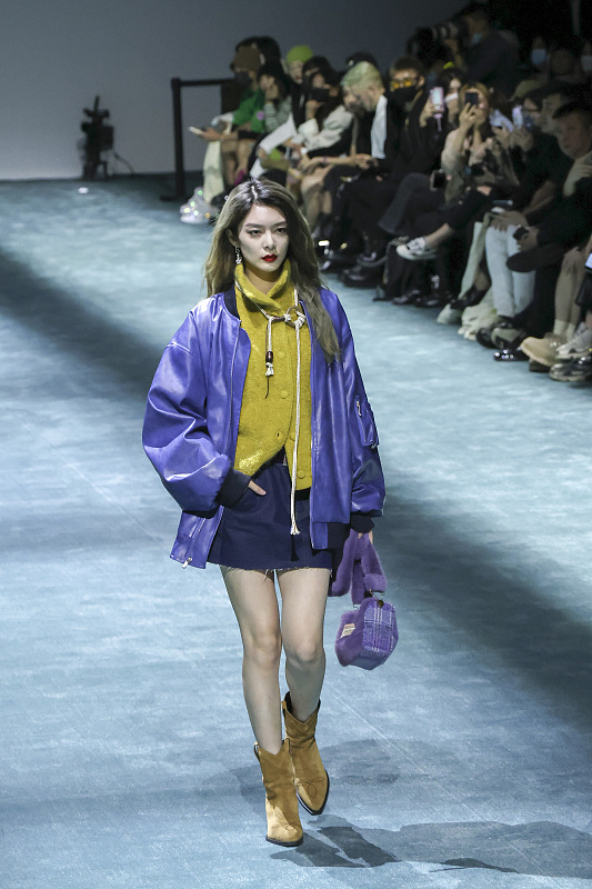 红珊瑚me 深秋穿棒球夹克很好看，利落时尚很有朝气