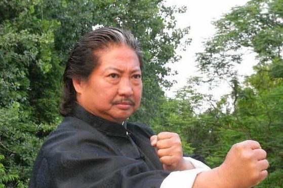 朱单伟|看看香港大哥洪金宝的家，阳台挨着大海，餐厅里的关公像太醒目了