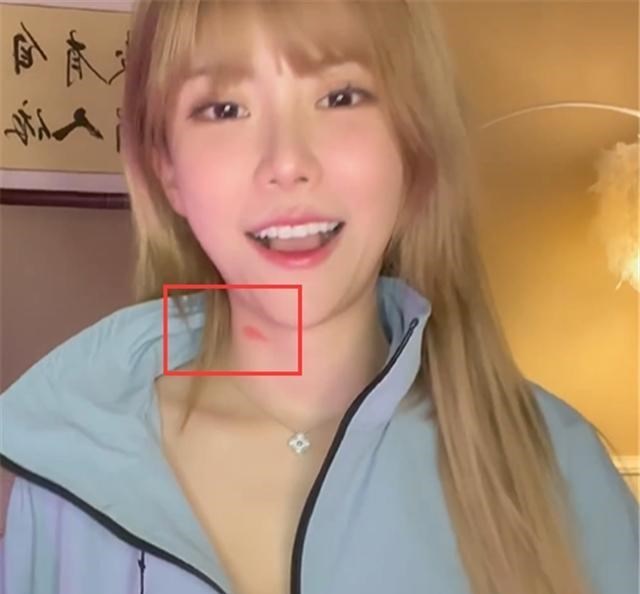 李知行讲育|小钰晒新造型，周淑怡发跳舞视频，脖子上却出现一个“红草莓”？