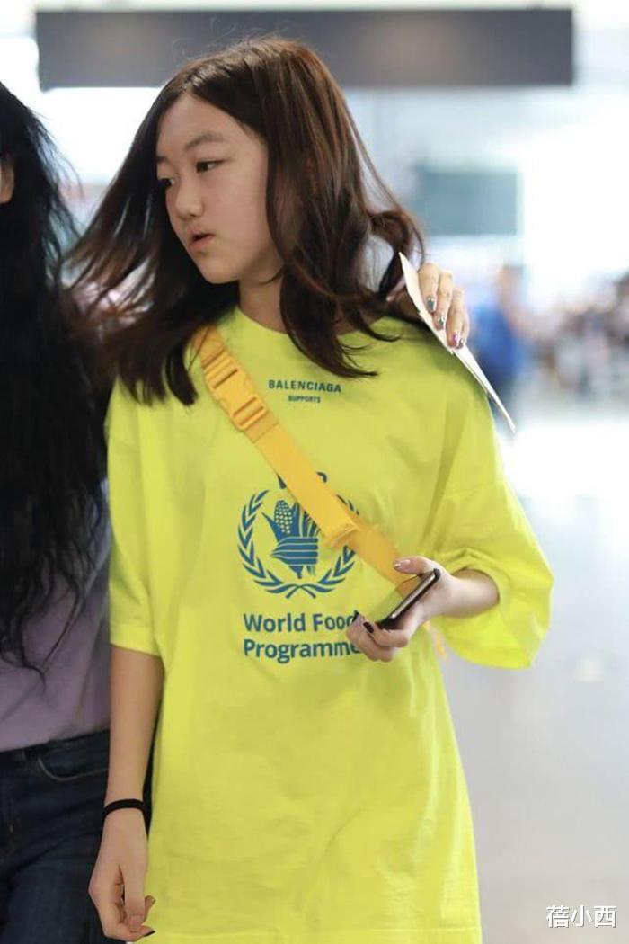 蓓小西|王菲二女儿李嫣才15岁，就玩“下衣失踪”秀出大长腿，起点真高啊