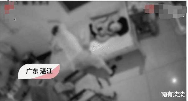 南有柒柒 恶劣！广东廉江黑中介男护工殴打六旬瘫痪老人，警方已介入调查