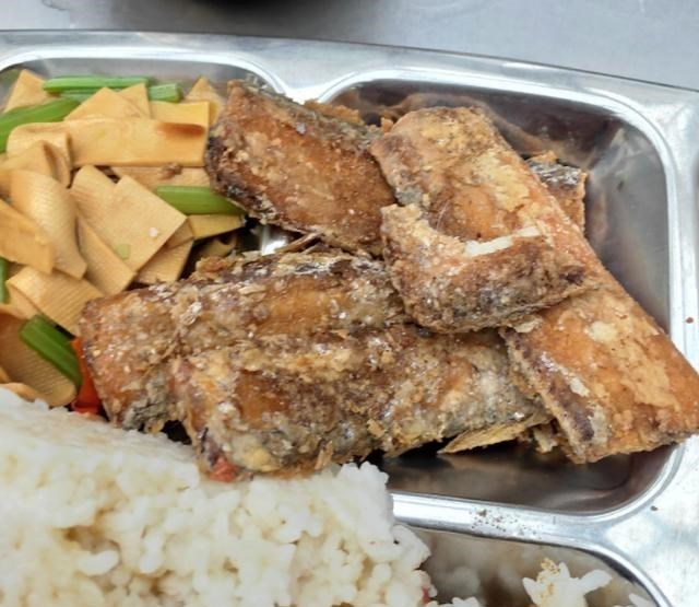 江西南昌,男子花式吐槽工厂20元“天价”快餐走红,网友:太黑了