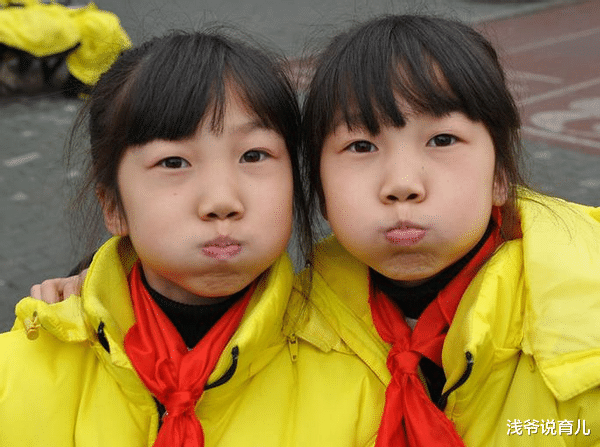 谢娜|谢娜养娃“独树一帜”，姐妹俩看不出是双胞胎，网友：不按套路来