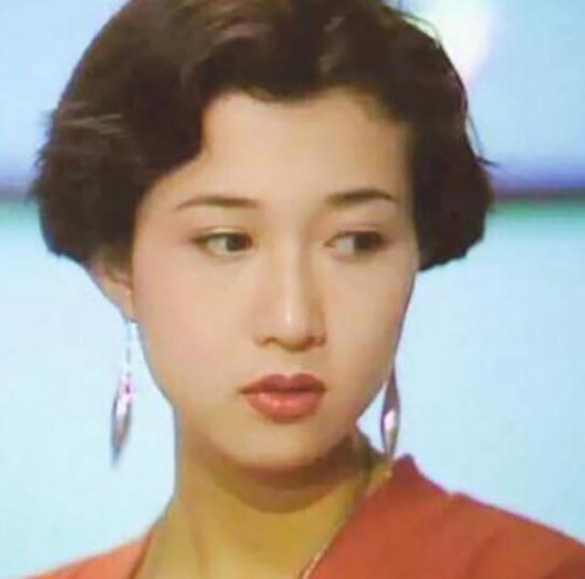 新视角看民生 小龙女离家出走一年多,吴绮莉希望她能自己回来,承认自己曾家暴