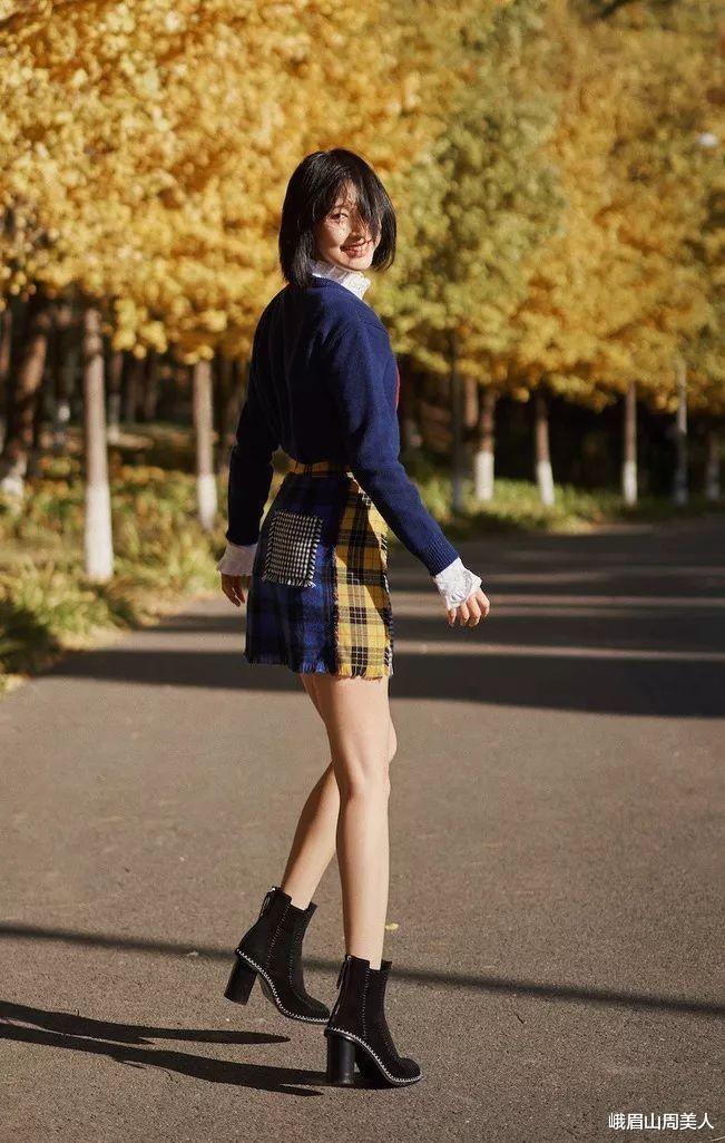 峨眉山周美人 今年秋冬“反季节”穿搭火了!毛衣+短裙时髦又显瘦,杨幂都上头