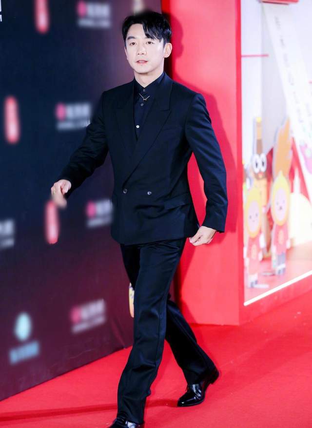 孙一文|年末红毯太养眼！61岁惠英红穿紧身裙秀身姿，26岁女星美如白天鹅