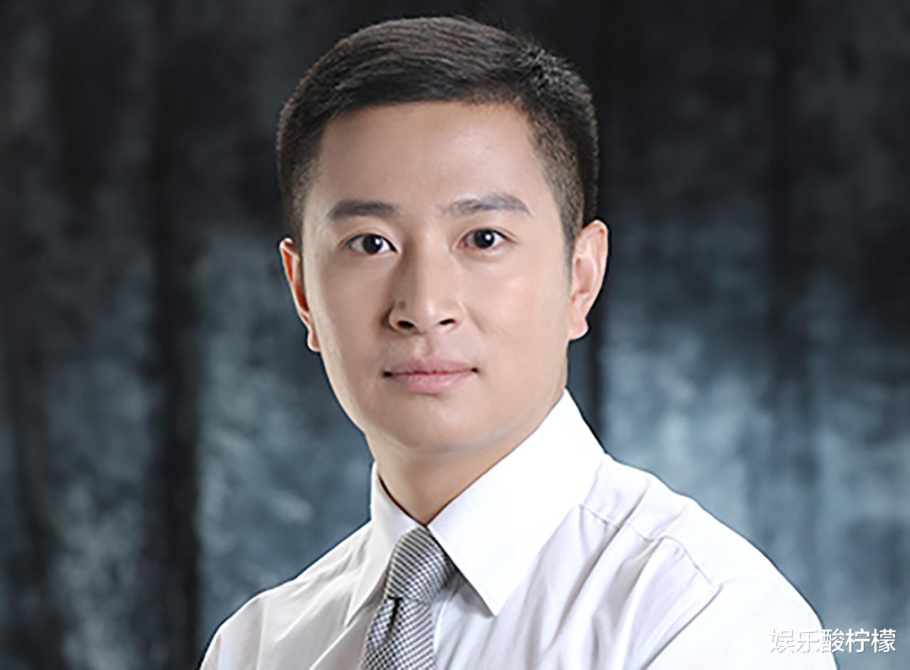 明星素颜|央视主持人撞脸吴京，网友：不是在拍《水门桥》吗，咋改行了