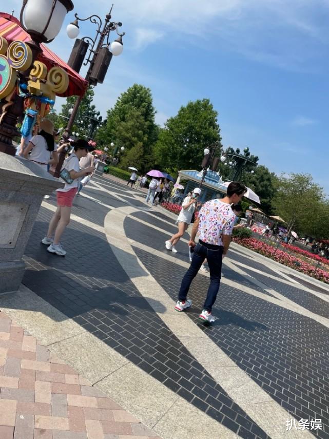 吴尊|网友迪士尼偶遇吴尊，路人镜头下头围太小了，帅得发光不像俩娃爸