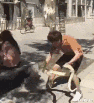 “前租客留下的,在床底下发现的,这是啥啊?”