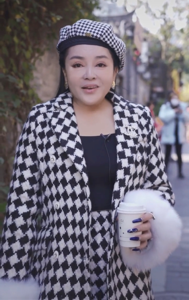 身份证|《走过咖啡屋》的原唱在网络上分享自己的生活，高调展示身份证，引起网友强烈反响