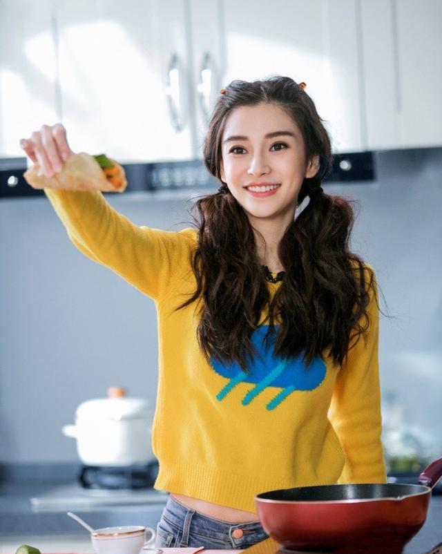 Angelababy|杨颖真是越来越美了，穿黄针织衫配中分双马尾，32岁嫩回18岁