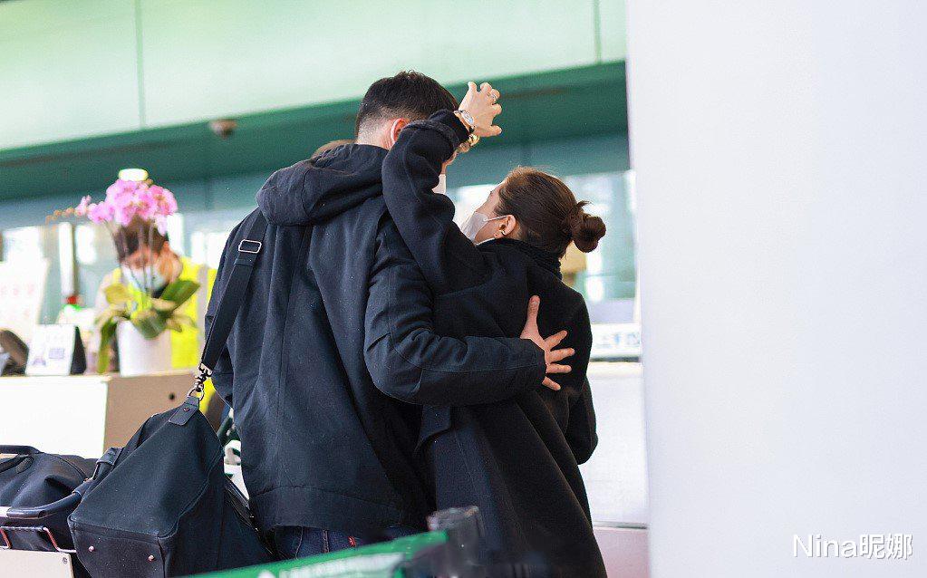 王子文|王子文机场被男友搂超腻歪！穿大衣拎名牌包，富二代男友偶像包袱重