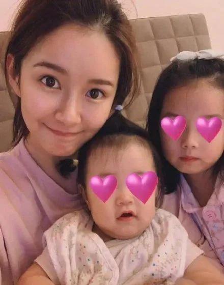 陈赫|陈赫陪俩女儿玩耍互动温馨，充当工具人任由女儿摆布，简直太宠溺