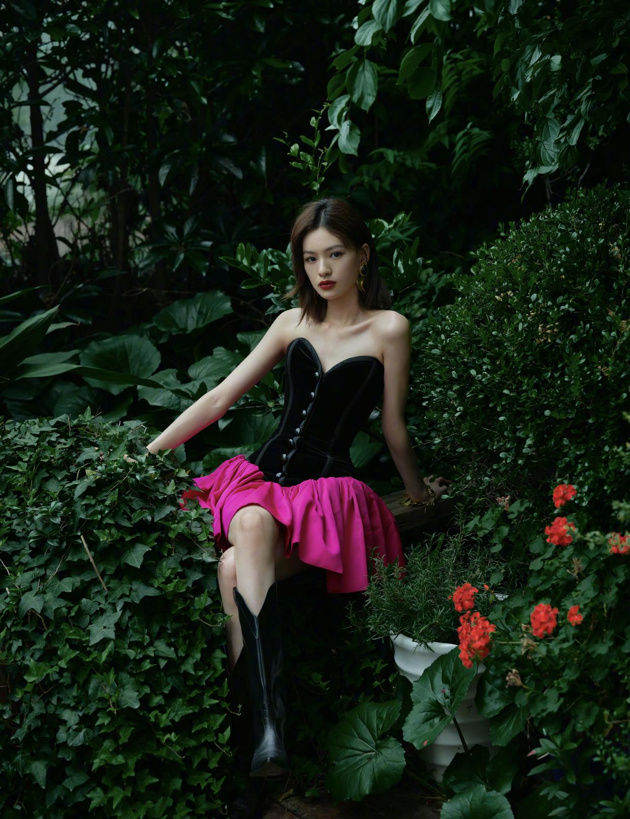 何有强|邱天22岁就这么美!穿黑色与玫红色拼接抹胸复古花苞裙,高级时髦