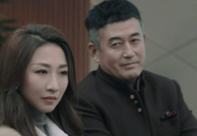 风起洛阳|孙红雷夫妇看话剧被偷拍！和美女热聊拥抱，老婆贴心帮忙开车门