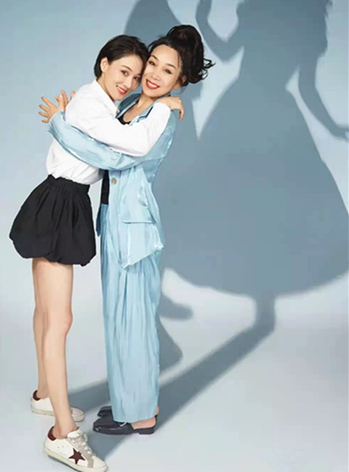 全球时尚号|女儿已经长大,妈妈还未变老,现在流行母女美搭,演绎深情瞬间