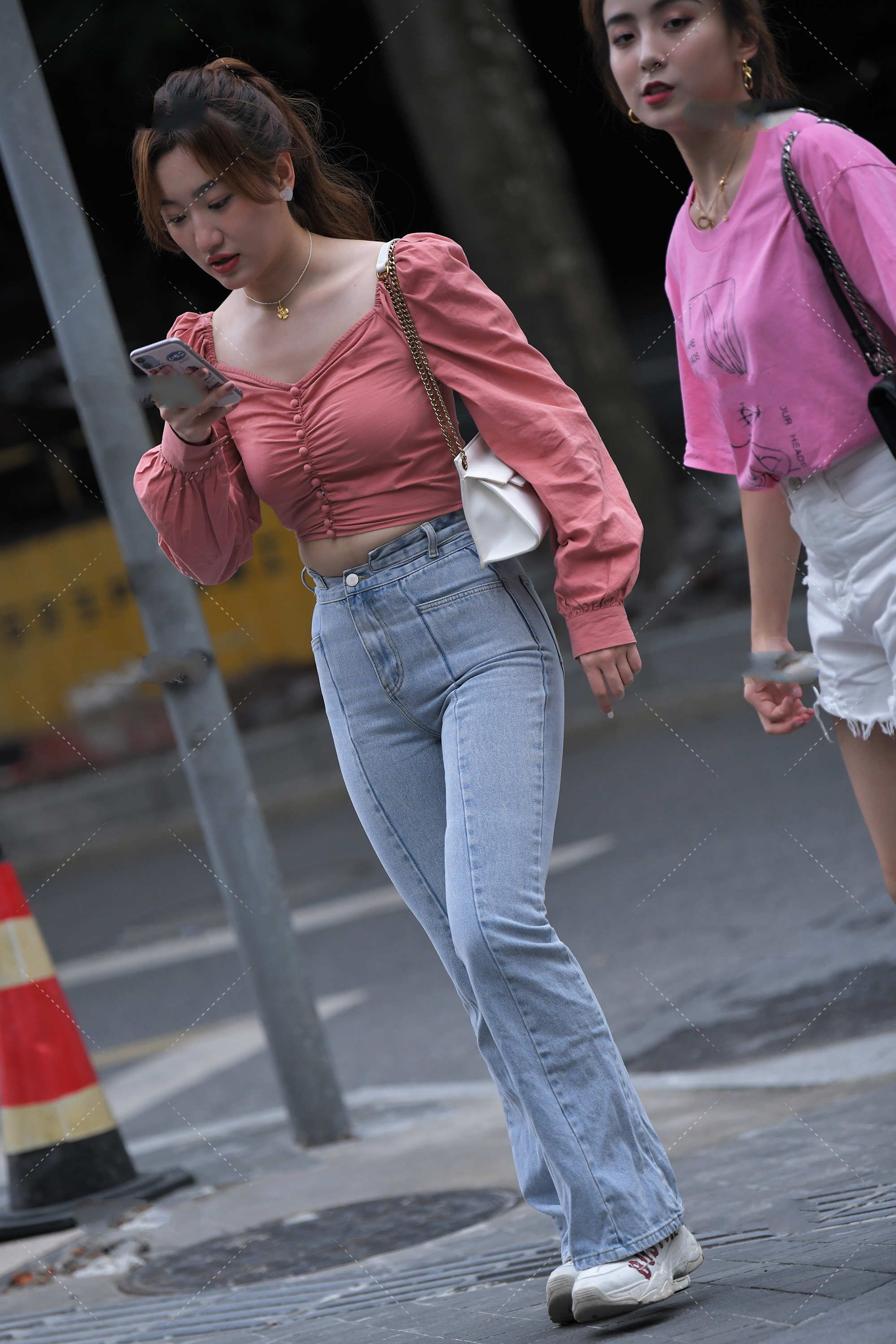 穿衣搭配|粉红色宽松袖设计上衣搭配浅色牛仔裤，甜美可爱，凸显气质