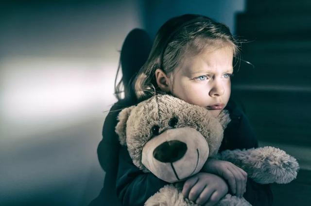 然褚沛文 12岁女孩经常半夜洗衣服，夜里妈妈看完这一幕：怪自己太粗心了