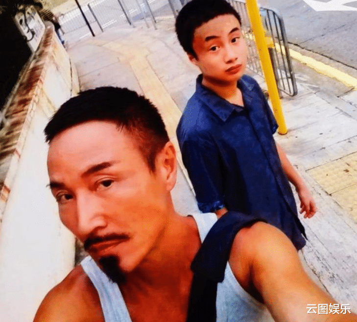 周启生|60岁男星将移居国外，称想给下一代更好的环境！21岁儿子患自闭症