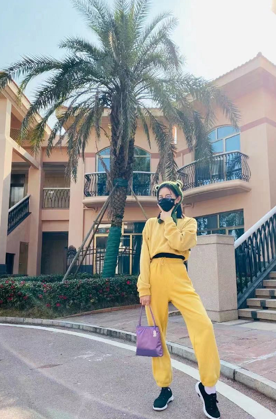 陈小纭|陈小纭这腿也太细了，这么紧的裤子也塞得下，1米67的身材比例绝