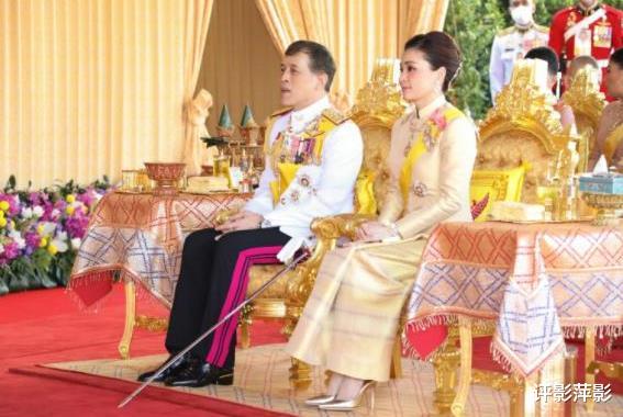 诗妮娜|诗妮娜甩出珍藏照片，泰王和提帮功带她拜高僧，三口之家温馨美满