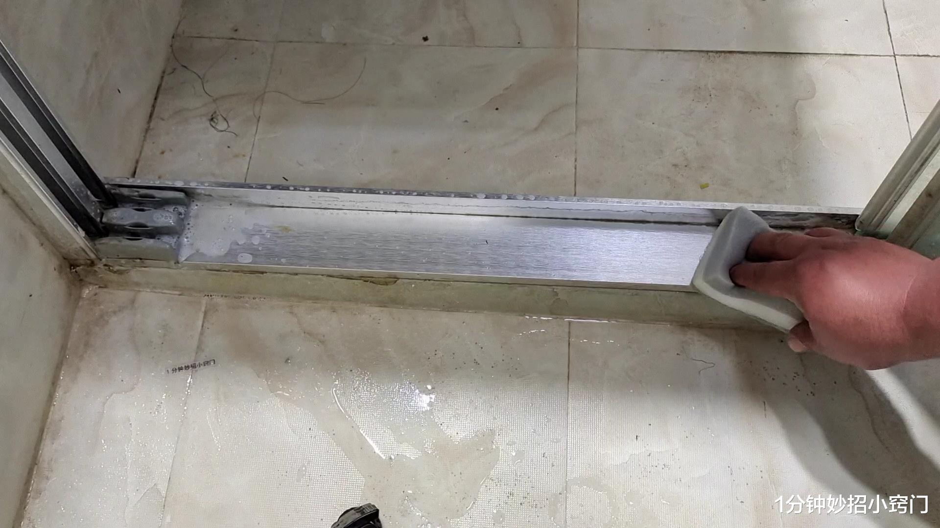 浴室玻璃上水垢擦不干净，分享清洁妙招，轻轻一抹全干净