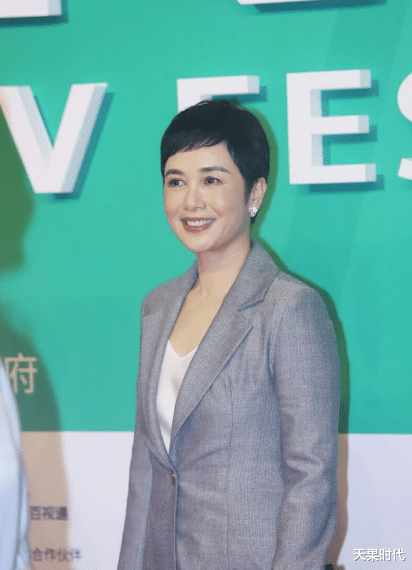 天果时代|蒋雯丽真会穿，巧用西装掩身材，与小9岁的田海蓉同框像同龄