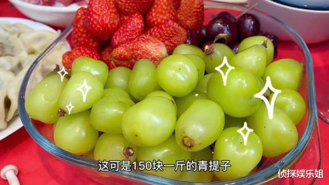 胡杏儿|超淡定！胡杏儿上春晚前挺三胎孕肚做年夜饭，怀孕8月状态超好