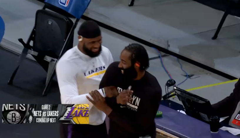 詹姆斯·哈登|暖心！詹皇赛前抱住哈登，笑得合不拢嘴，双手推开登哥后扭头笑着走开