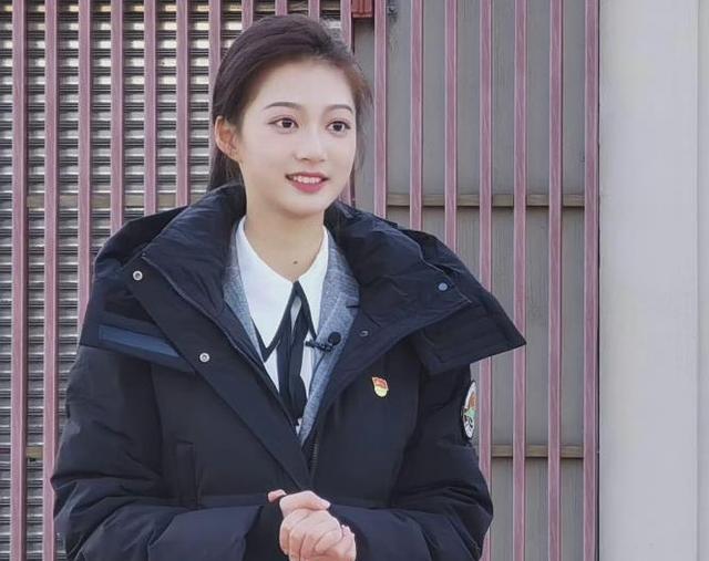 主持人|冯琳再次公开亮相，气质出挑，还没毕业就能担任跨年晚会主持人