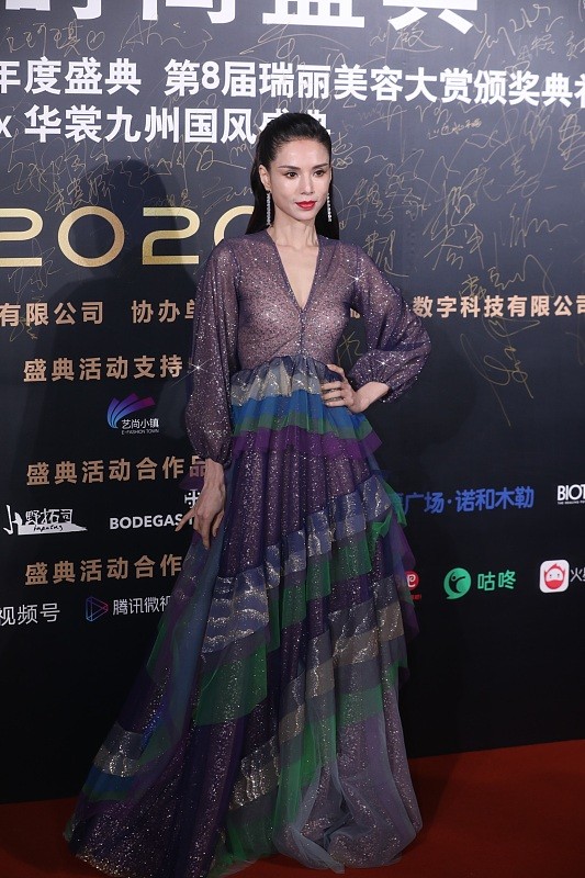 发型 50+的李若彤身穿紫色细闪裙，依稀可见“小龙女”风采，魅力不减