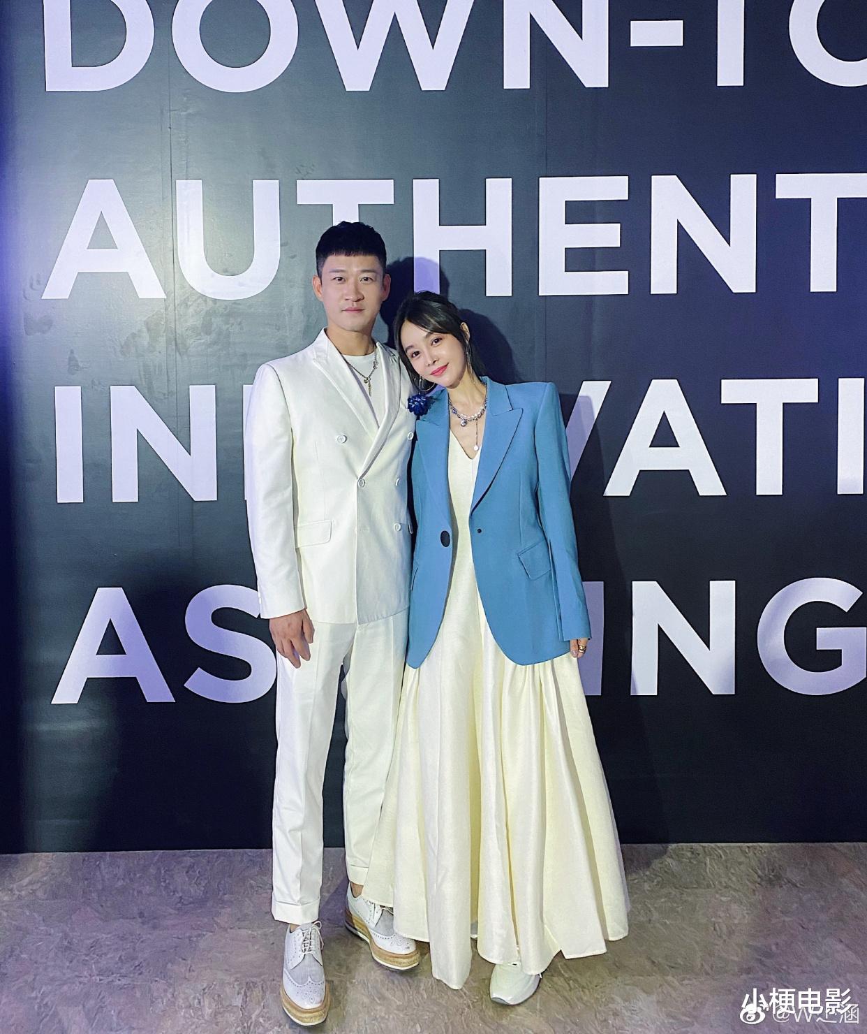 曹云金|35岁曹云金官宣恋情：与34岁女友相偎相依，女方颜值堪称一绝