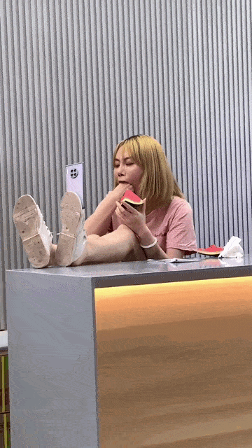  妹子你这是在打疫苗吗，咋搞得跟拍伦理剧似的，哈哈哈！