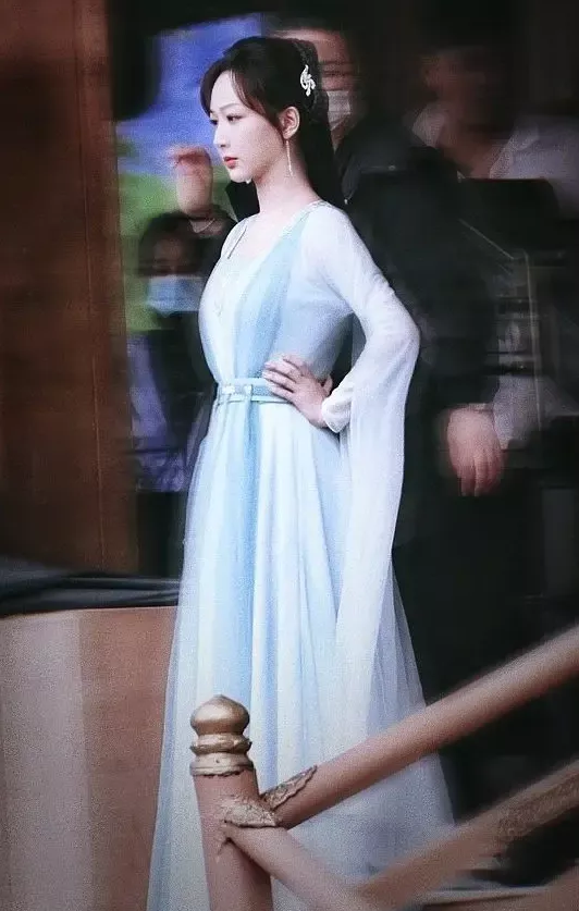 杨紫|杨紫《沉香如屑》造型出炉，化景甜同款细眉，与赵露思袁冰妍撞衫