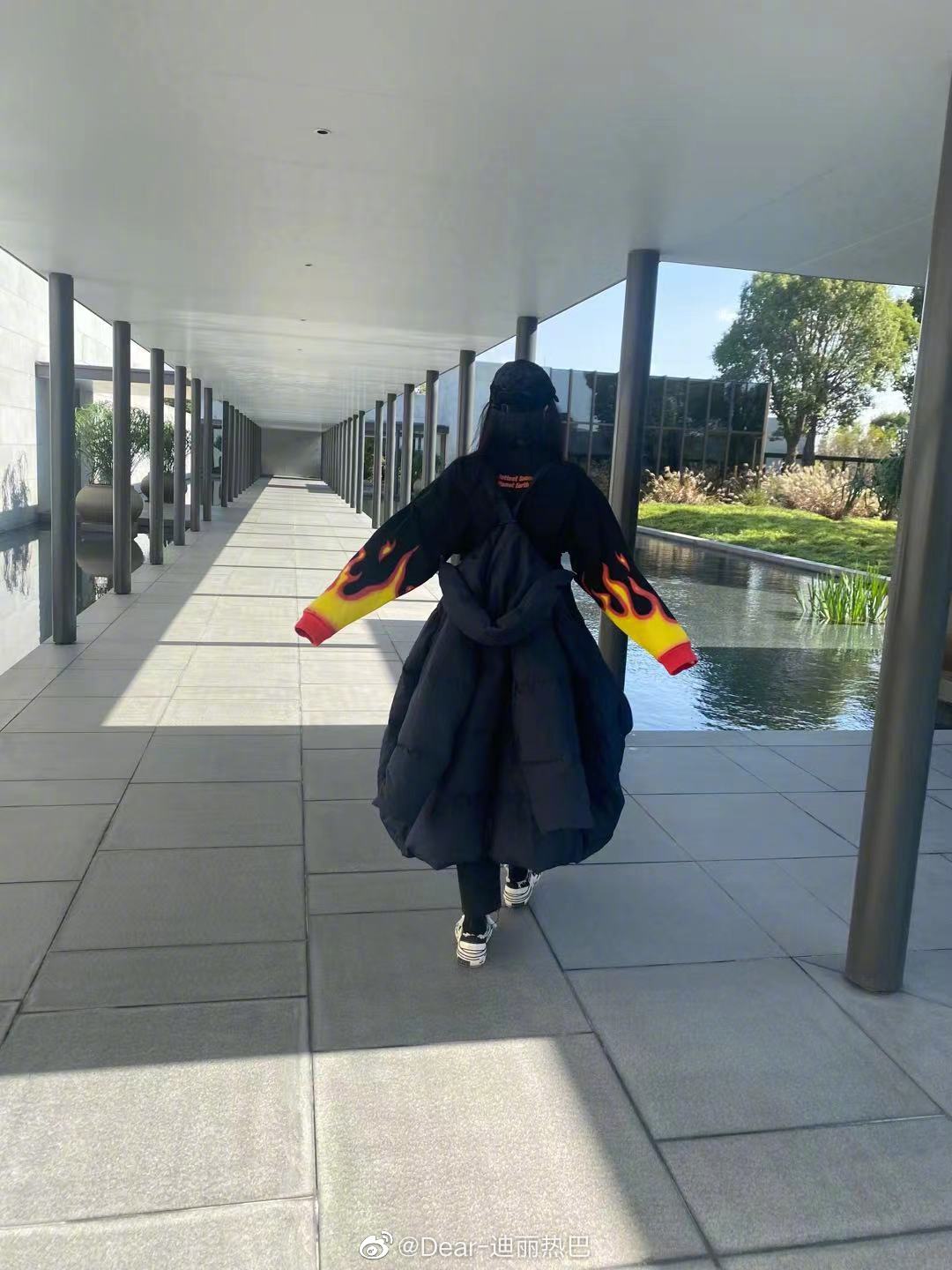 迪丽热巴|迪丽热巴分享羽绒服新穿法,你们美女都这么“无法无天”的嘛?