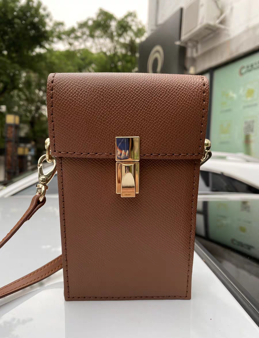 24格时尚圈|夏季包包怎么选呢？蠢小鱼带着魅力奔来