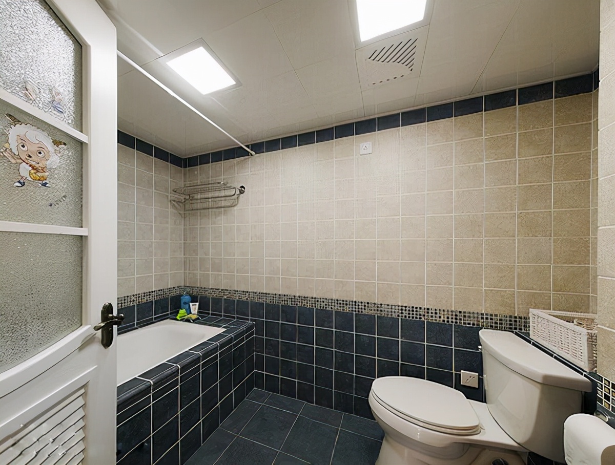 卫生间别再傻傻的铺瓷砖了，现在流行这样做，太聪明了