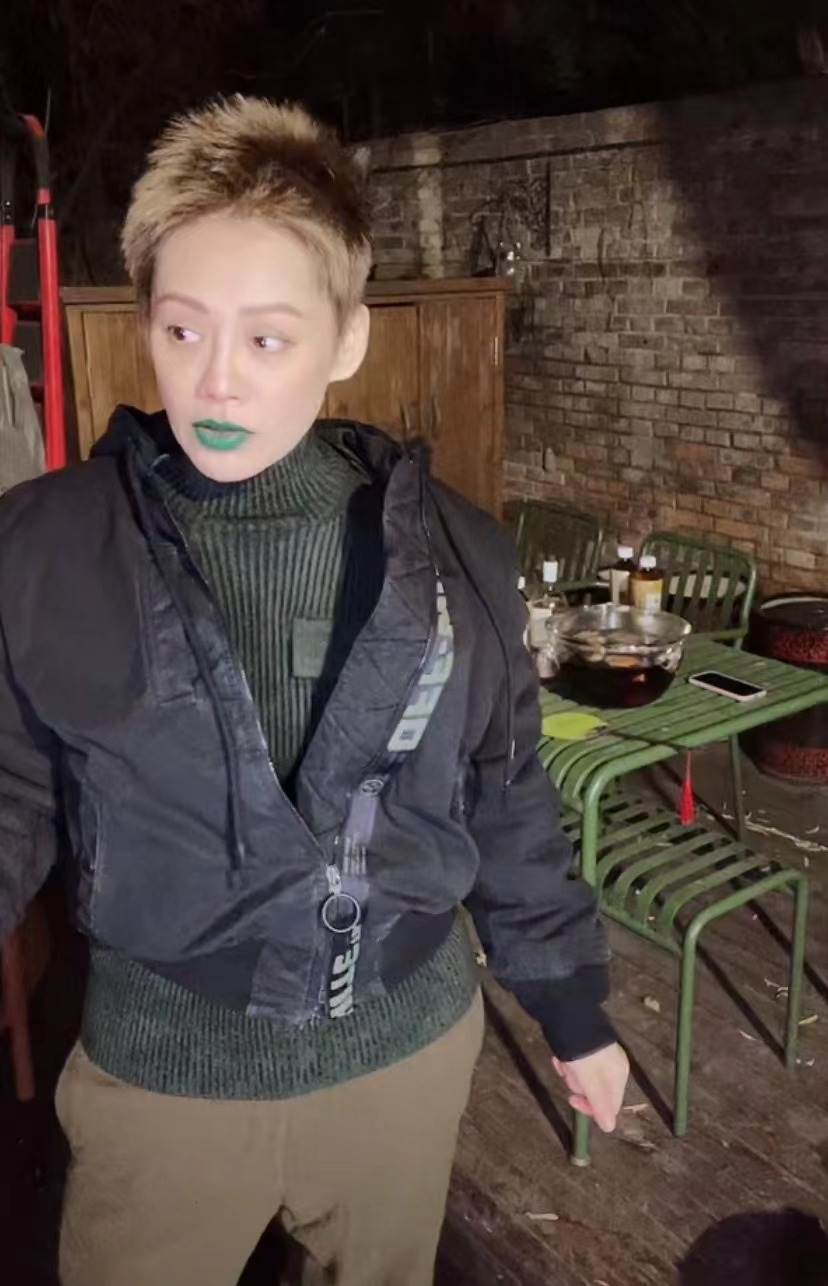 宁静|49岁宁静在自家小院烤肉,涂“口绿”引十万人围观,自夸脸显年轻