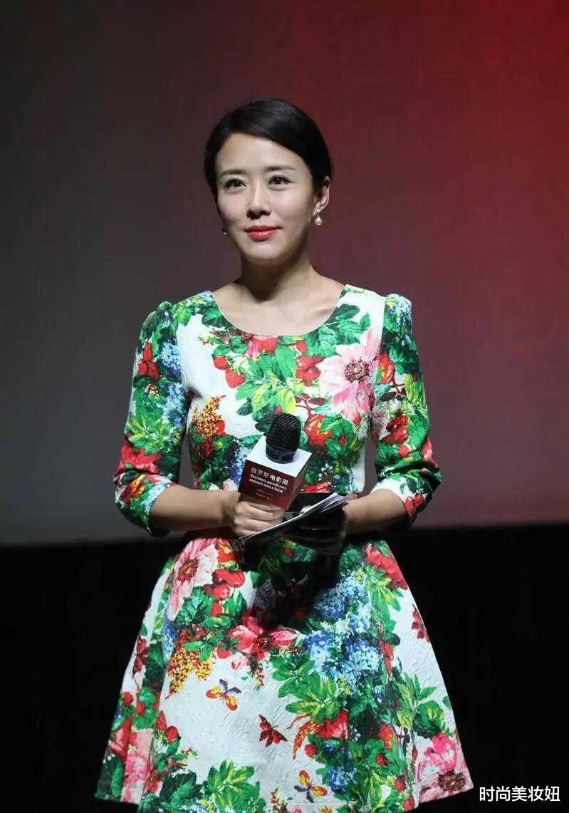 时尚美妆妞 颜丹晨厉害了，把“土味”红绿印花裙穿出高级感，一般人不敢试