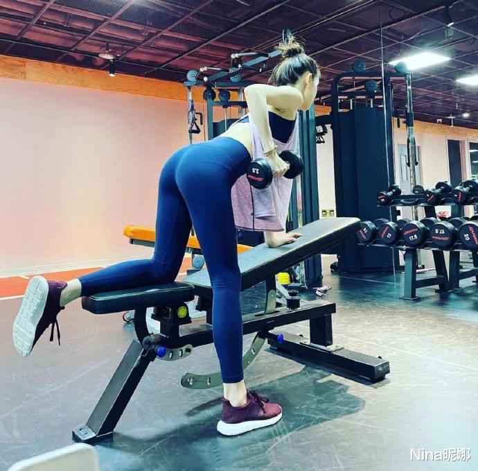 刘强东真有福气，28岁章泽天穿健美裤健身秀大好身材，运动显女神韵味