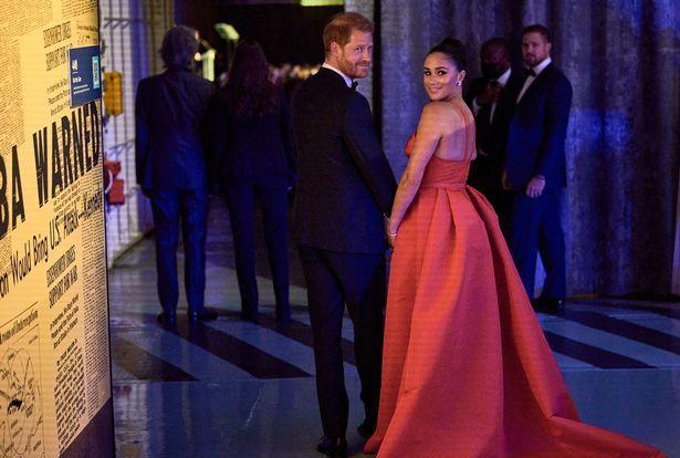 梅根·马克尔|梅根·马克尔一袭红裙亮相红毯 更像演员而非王妃