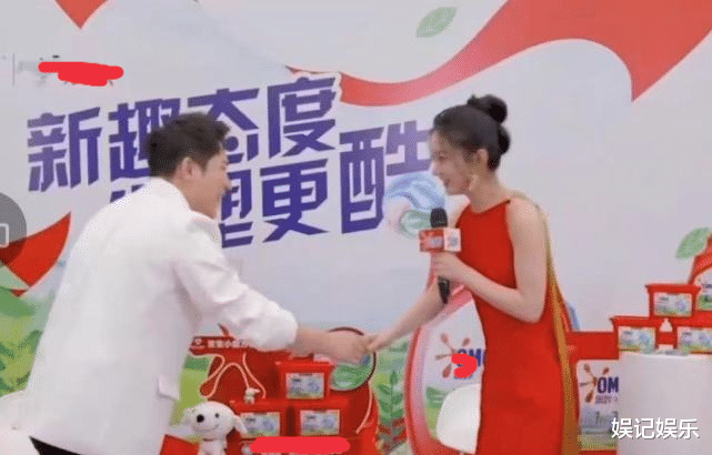 杨紫|赵丽颖同异性庆生后现身，打扮喜庆，跟男主持互动释放真性情