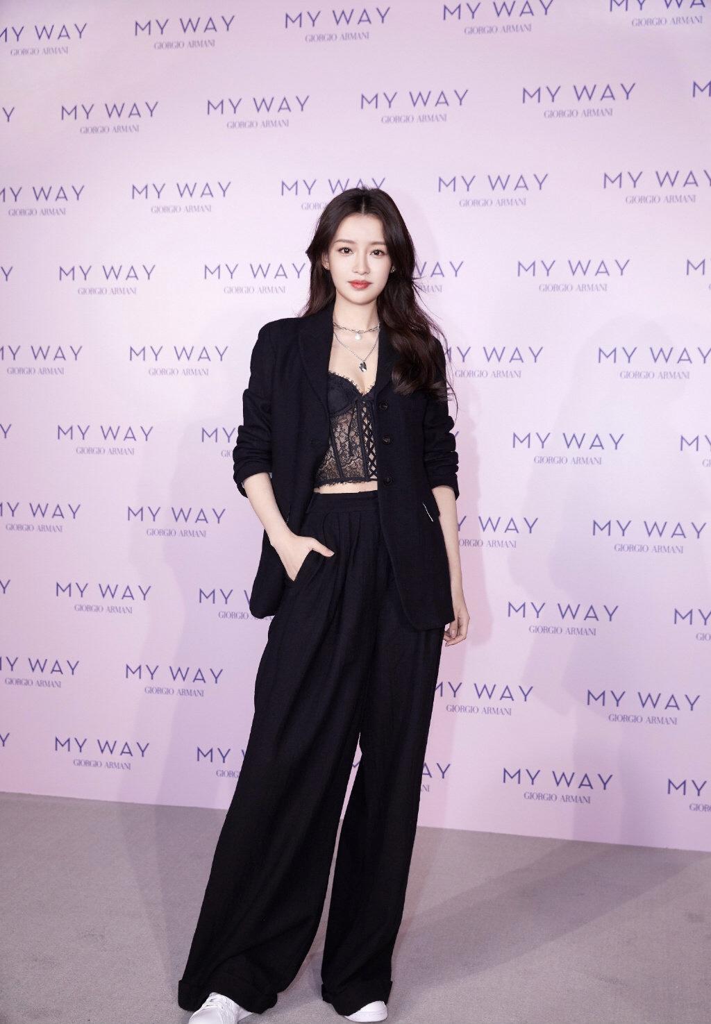 稻盛和夫|左小青虽是“阿姨”的年纪，一身白色西服干练利落，状态不输少女